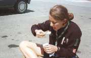 Notre chre Camille qui mange, disons-le trs honntement, trs proprement.
